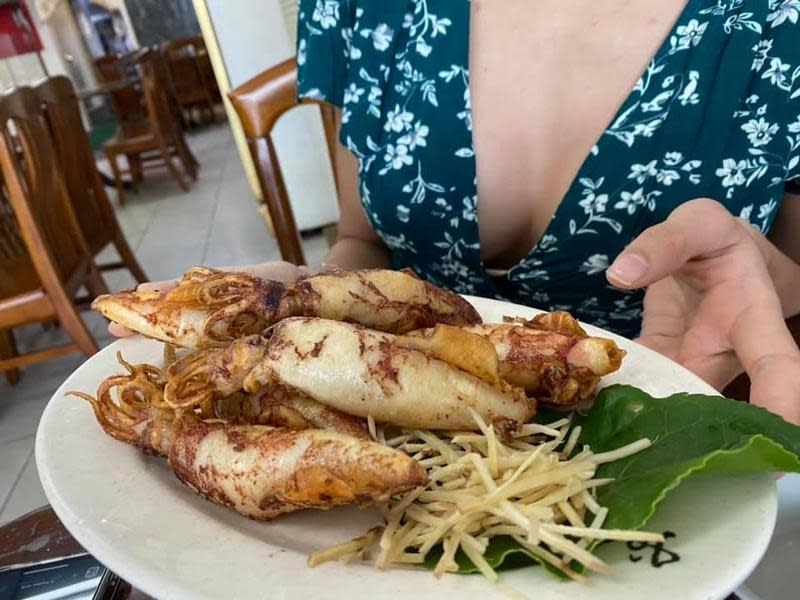 王浩宇po出一張「乾煎小管」美食照，不過網友們全都歪樓，紛紛聚焦在擁有好身材的神祕女子身上。（翻攝自王浩宇臉書）