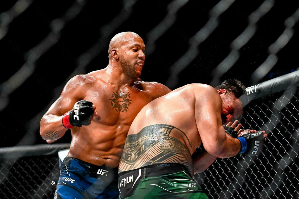 Ciryl Gane, aux gants rouges, avait combattu en septembre 2022 à l'occasion d'une grande soirée UFC.   - Credit:Fernandez Baptiste/Icon Sport/ABACA