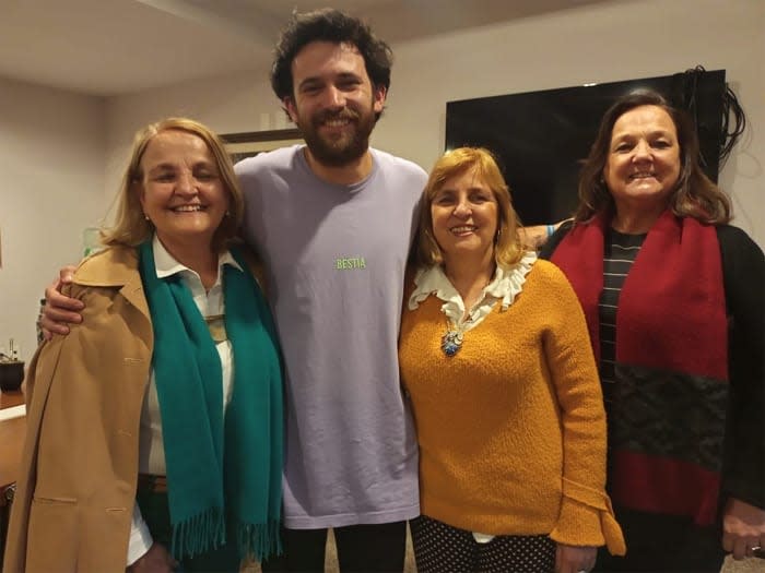 Benjamín Segura con las hermanas del “Vasco” Echavarren