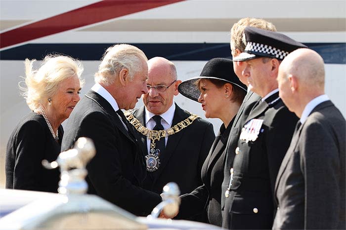 Los reyes Carlos y Camilla llegan a Edimburgo para unirse al cortejo fúnebre de Isabel II