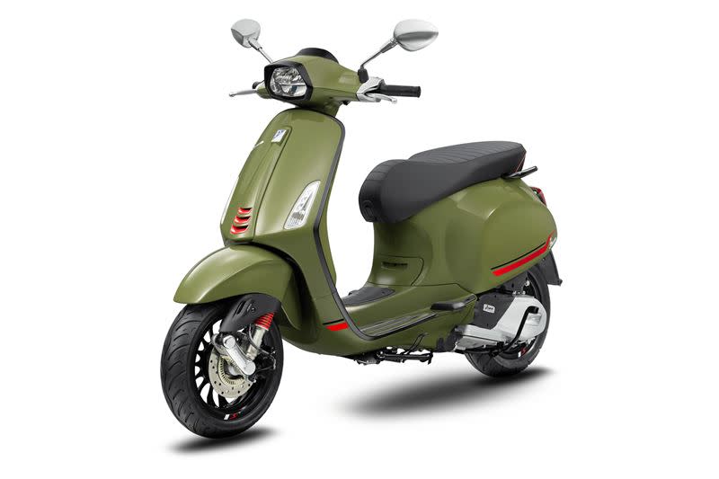 Vespa Sprint採用強勁俐落的鋼製Vespino窄版車身，搭配經典六角形頭燈與運動風格坐墊（圖／Vespa提供）