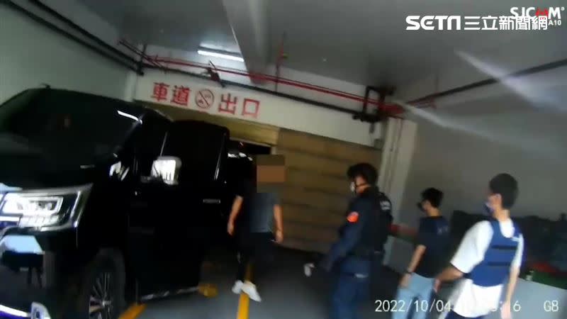 警方搜索吳明達的麻將賭場時，一併逮獲他的「御用賭神」。（圖／翻攝畫面）