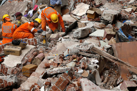 Rescue workers search for survivors at the site of a collapsed building in Mumbai, August 31, 2017. REUTERS/Shailesh Andrade