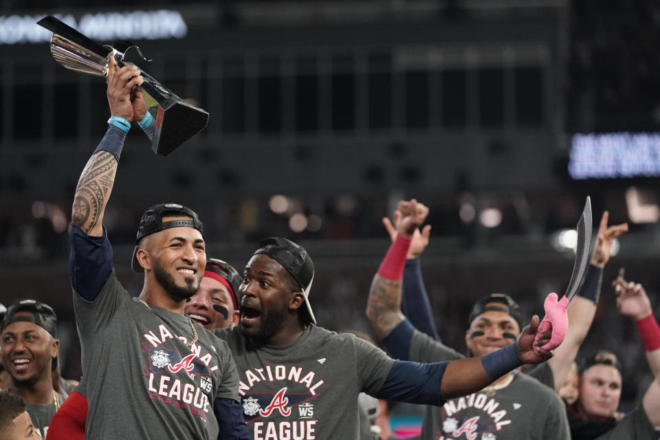 El puertorriqueño Eddie Rosario, de los Bravos de Atlanta, sostiene el trofeo al Jugador Más Valioso de la Serie de Campeonato de la Liga Nacional, el sábado 24 de octubre de 2021 (AP Foto/Ashley Landis)