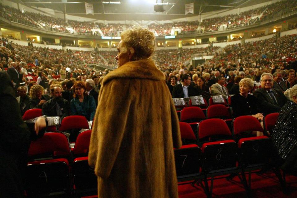 Una mujer espera con su abrigo de pieles antes del concierto de Bocelli en el Save Mart Center, el viernes 7 de noviembre de 2003.
