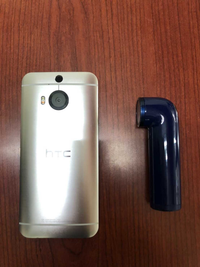 HTC水管相機主打輕便、防水和高畫質，周男卻利用它偷拍女子裙底風光。（圖／翻攝畫面）