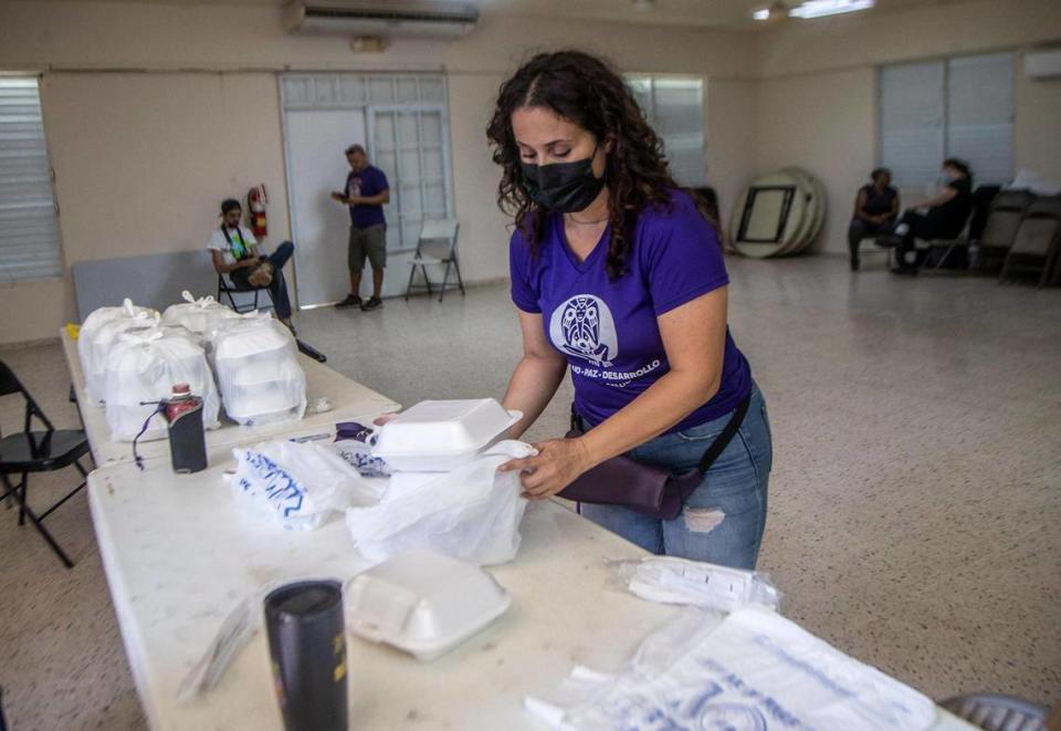 Jenifer de Jesús, directora de Taller Salud, empacó algunos almuerzos en el comedor social creado por el grupo sin fines de lucro en Loíza, que se moviliza para responder a Fiona en el pueblo de Loíza en la costa noreste de Puerto Rico cuando el huracán pasó por la isla. el lunes 18 de septiembre, el miércoles 21 de septiembre de 2022.