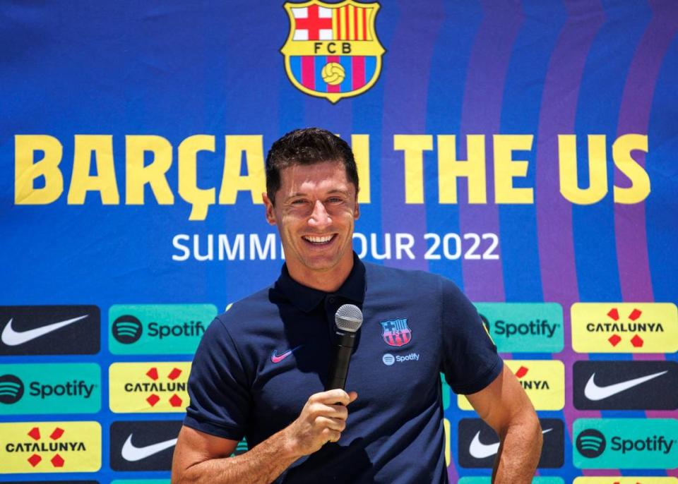 Robert Lewandowski habla en la presentación como jugador de Barcelona en la conferencia de prensa celebrada el 20 de julio de 2022 en Fort Lauderdale, Florida.