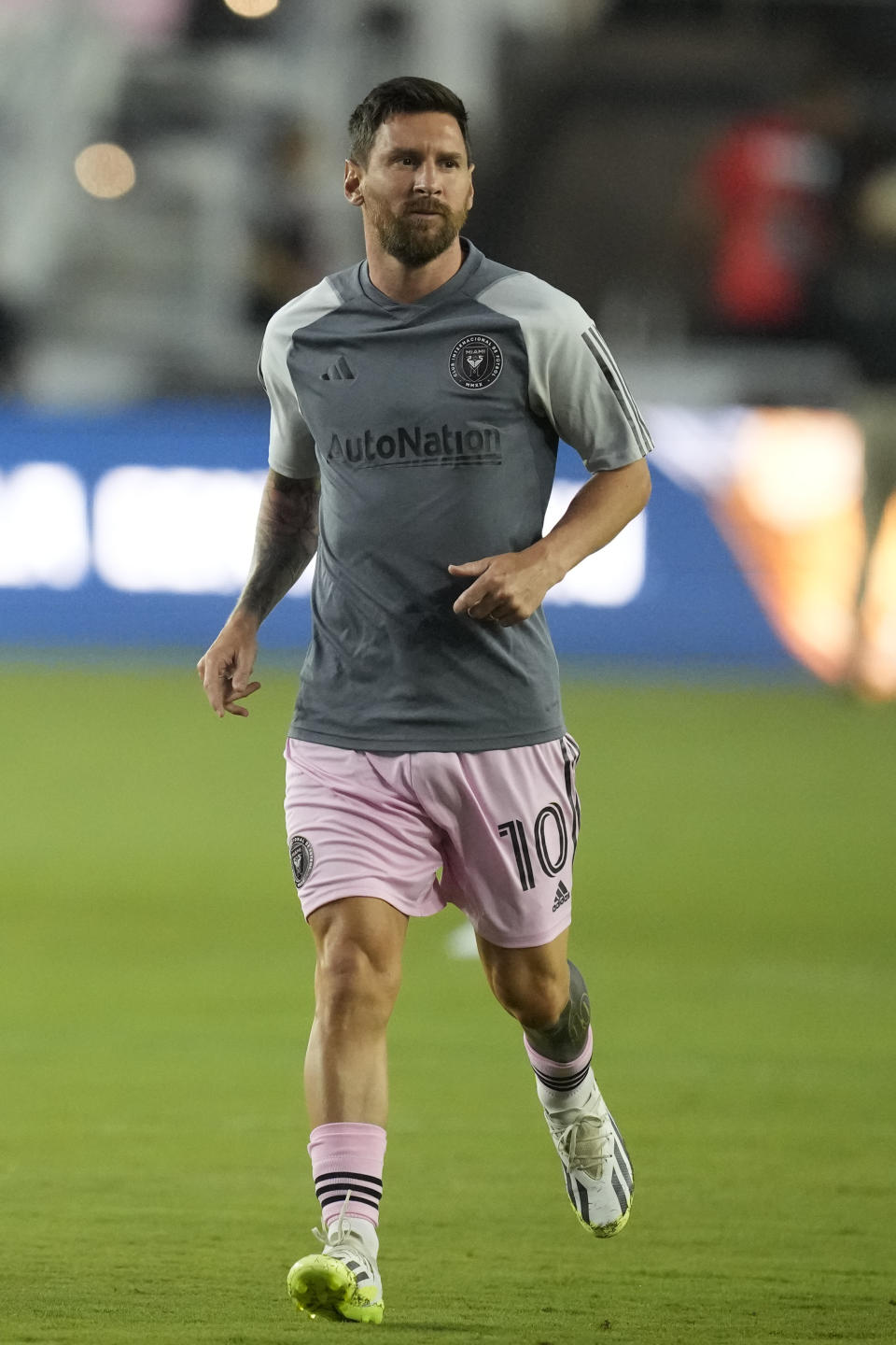 El argentino Lionel Messi, del Inter Miami, calienta para el partido de la Leagues Cup, el miércoles 2 de agosto de 2023, en Fort Lauderdale, Florida (AP Foto/Rebecca Blackwell)