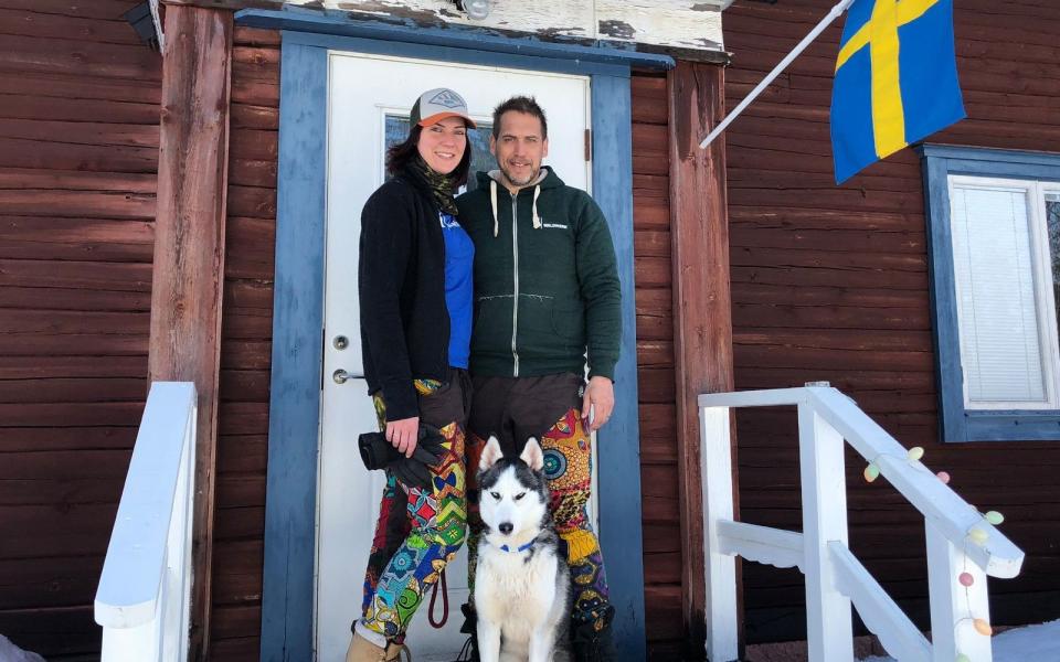 Julia und Sven wanderten 2018 nach Schwedisch Lappland aus. Für Julia endete das Abenteuer in einem Albtraum. (Bild: TVNOW)