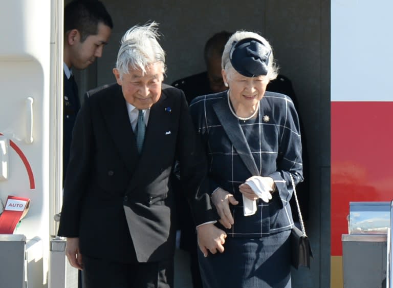 Japan's Emperor Akihito (L) and his wife Empress Michiko shortly after arriving at the international airport in Manila on January 26, 2016