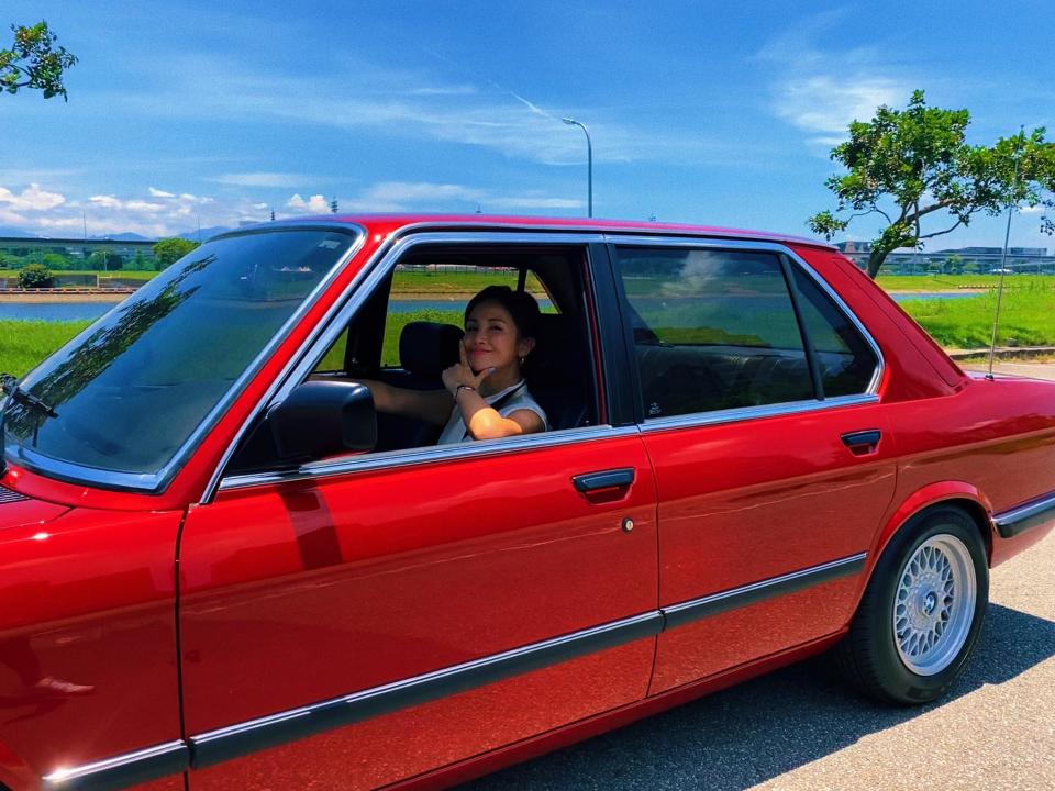 【明星愛聊車】花80萬改裝33年老車BMW E28 520i  時髦辣媽鍾欣怡竟有老靈魂？老公是車子改造神隊友！