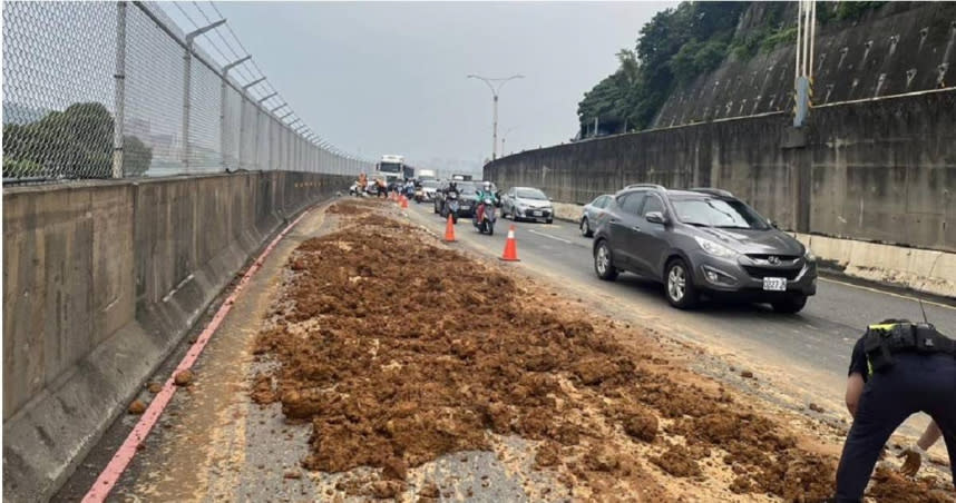 淡水砂石車沿路漏泥水。（圖／翻攝畫面）