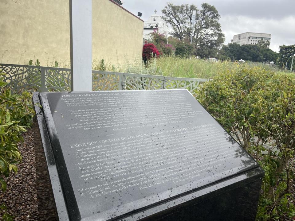 A black stone engraved with writing that recognizes the deportation of Mexicans in the 1900s.