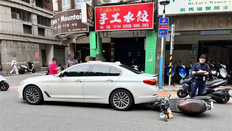 楊女疑似因騎車分神，竟直接連人帶車慘撞違停於一旁的BMW。（圖／警方提供）