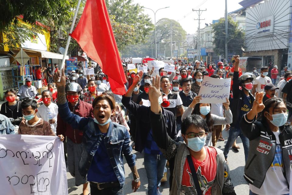 緬甸軍政府在各大城市血腥鎮壓，目前宵禁時間，軍方也在街上巡邏掃蕩。   圖：達志影像／美聯社（資料照片）