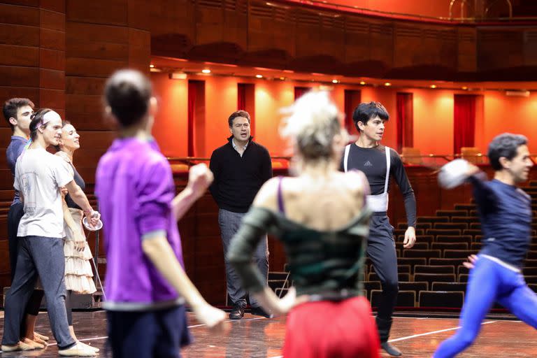 En acción: Urlezaga junto con la compañía de Ballet del Teatro Argentino durante un ensayo en el escenario