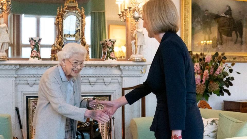 Reina Isabel II y Liz Truss