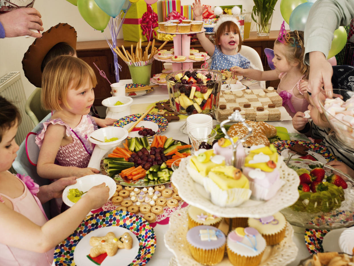 So könnte Journeys Geburtstag ausgesehen haben: Viele glückliche Kinderaugen und Cupcakes, weil eine Polizistin den extra-Meter gegangen ist. Foto: Symbolbild / gettyimages / Cultura RM Exclusive / Nick Daly