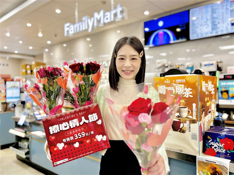 全家將於2月12日限定開賣玫瑰鮮花，每束售價359元，共124間店舖限定販售，限量1,000束。（圖／超商業者提供）