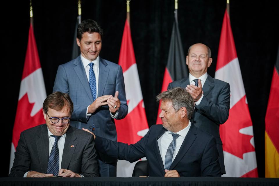 Robert Habeck (r) und Jonathan Wilkinson (l), Kanadas Minister für natürliche Ressourcen, haben das Wasserstoffabkommen zwischen Deutschland und Kanada unterzeichnet. - Copyright: Kay Nietfeld/dpa