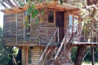 Cerca de Vejer de la Frontera, en la provincia de Cádiz, se encuentra esta coqueta casa del árbol de estilo rústico con capacidad para dos personas. La estancia mínima es de tres noches y su precio de 160 euros por persona. (Foto: <a href="http://www.airbnb.es/rooms/3573232?irgwc=1&irclid=2S3y3zz7xxyLTelwUx0Mo3EOUkE1%3Aq3Vh00qVI0&ircid=4273&sharedid=&af=77775505&iratid=9627&c%5B%5D=.pi73.pk4273_268311&c%5B%5D=IR_tp_es_7540&irparam1=&source_impression_id=p3_1608030818_YgW%2BwzpyAFPm7DFF" rel="nofollow noopener" target="_blank" data-ylk="slk:Airbnb;elm:context_link;itc:0;sec:content-canvas" class="link ">Airbnb</a>).