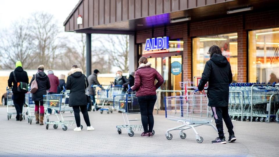 Zahlreiche Kunden warten auf die Öffnung einer Filiale von Aldi in Hannover.