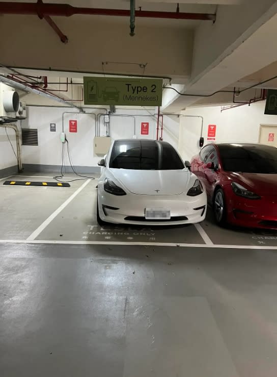 白色特斯拉停車大越線。（圖／翻攝自TESLA Taiwan Model 3/Y 特斯拉台灣車主群臉書）