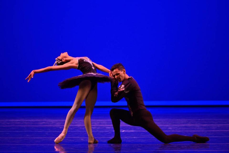 Nicole Nathalia Duque y Andrés Felipe Vargas en “Cisne Negro” Pas de Deux (Compañía Colombiana de Ballet, Colombia).