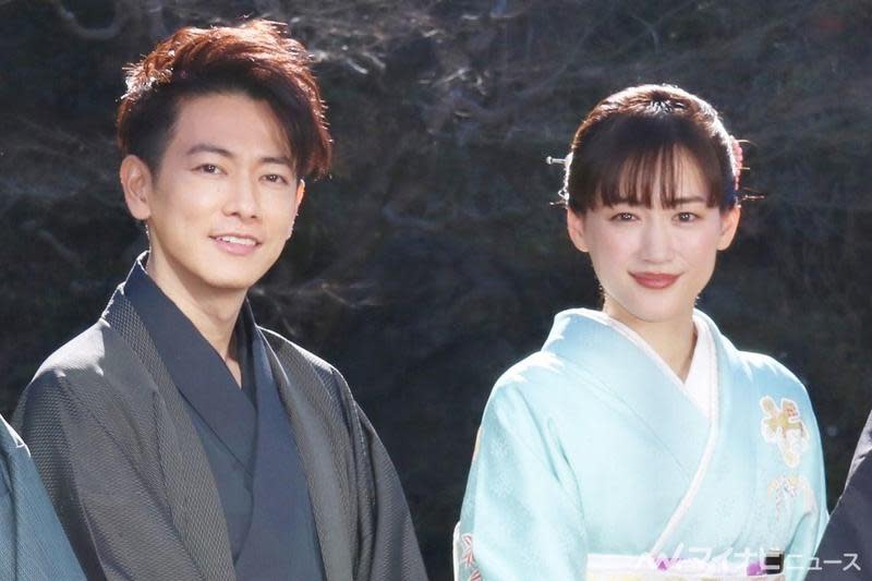 綾瀨遙（右）和佐藤健認識逾10年，去年底為日劇《繼母與女兒的藍調》特別篇再次公開合體。（翻攝自my navi news）