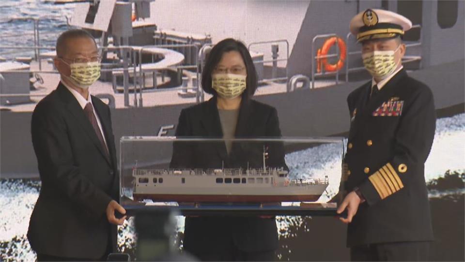 總統蔡英文今日出席「海軍高效能艦艇後續艦首艦命名暨下水及快速布雷艇首艇交艇典禮」。（圖／民視新聞）