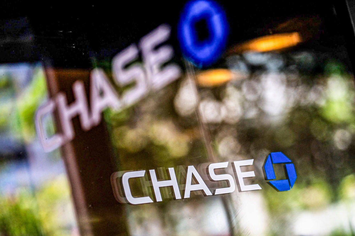 A Chase bank branch. (Jeenah Moon / Bloomberg via Getty Images)