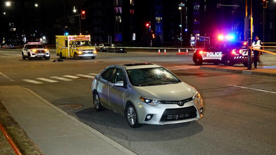Two pedestrians were fatally struck in an alleged hit-and-run at the intersection of Henri-Bourassa and de l'Acadie boulevards early Monday morning, police said. (Stéphane Grégoire/Radio-Canada - image credit)