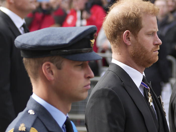 El príncipe Harry y el príncipe Guillermo en el funeral de Isabel II 