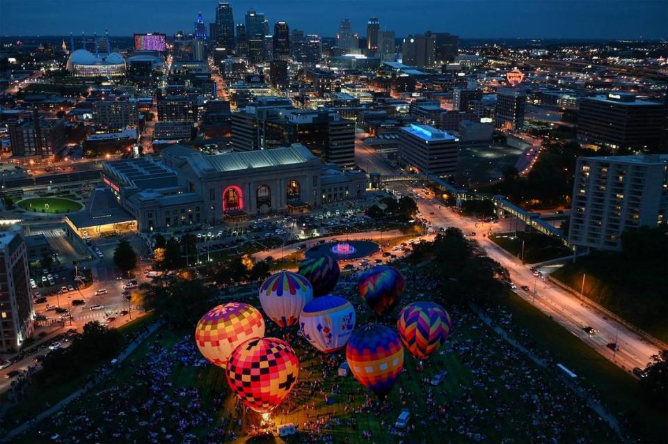 The National World War I Museum and Memorial launched its’ first annual Great Balloon Glow on Sunday, May 30, 2021, in Kansas City. The event featured 13 hot air balloons as well as music, food trucks and 30 different craft vendors.