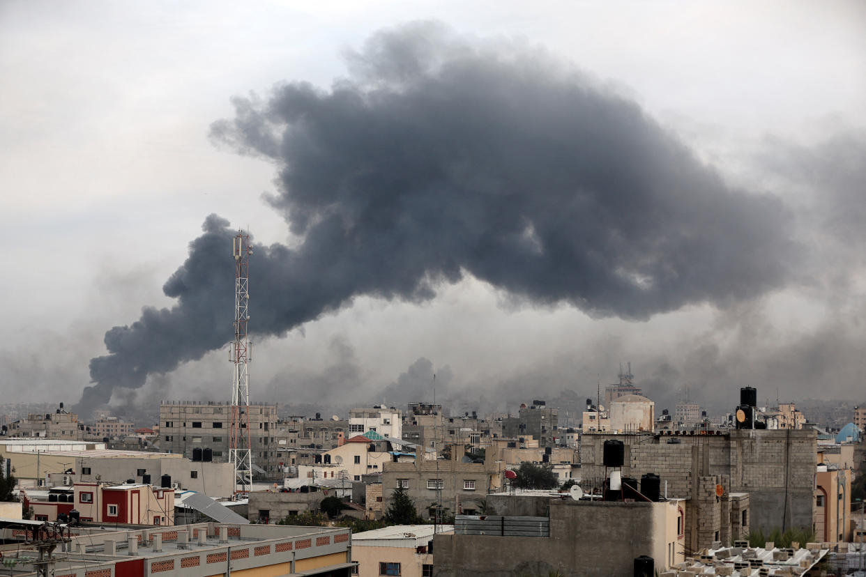 Smoke rises after Israeli strikes, amid the ongoing conflict between Israel and the Palestinian Islamist group Hamas, in Khan Younis in the southern Gaza Strip, December 10, 2023. REUTERS/Ibraheem Abu Mustafa