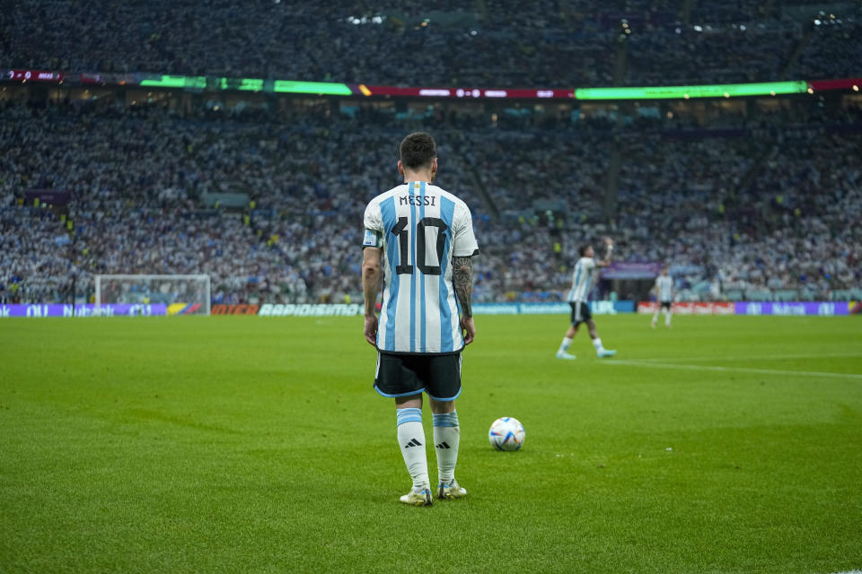 El delantero argentino Lionel Messi se apresta a despejar contra México en el partido por el Grupo C del Mundial, el sábado 26 de noviembre de 2022, en Lusail, Qatar. (AP Foto/Jorge Saenz)