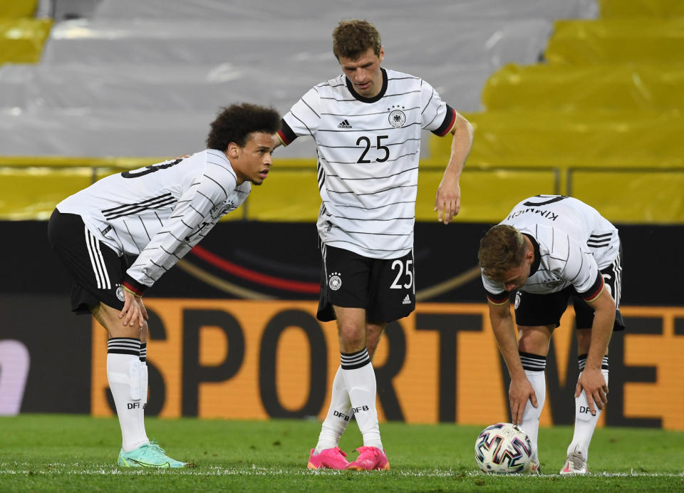 Zwischen Joshua Kimmich (r. ) und Leory Sané (l.) kam es im Testspiel gegen Dänemark zu einer kurzen verbalen Auseinandersetzung. (Bild: Reuters)