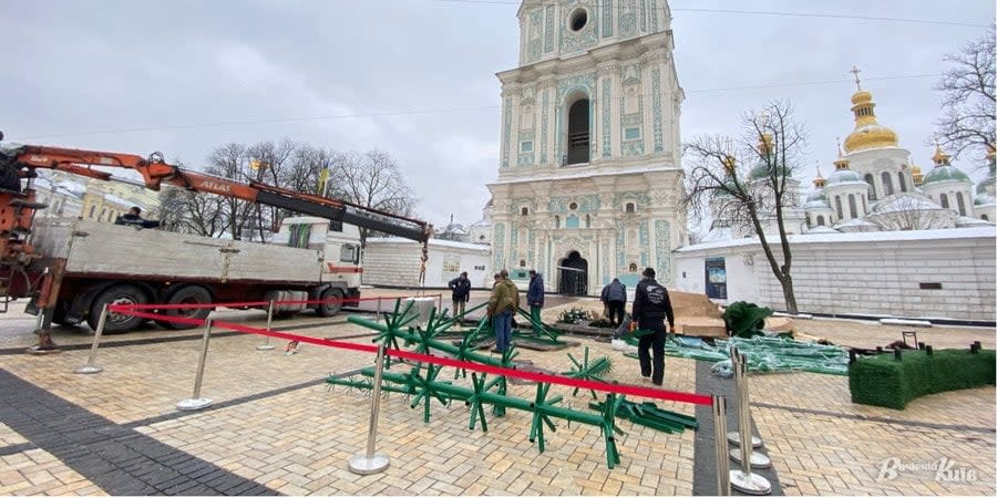 A Christmas tree is being set up in Kyiv