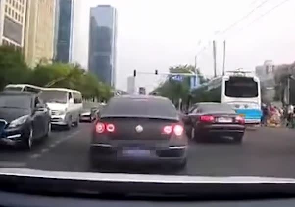 黑色車輛瘋狂急煞。（圖／翻攝自微博）