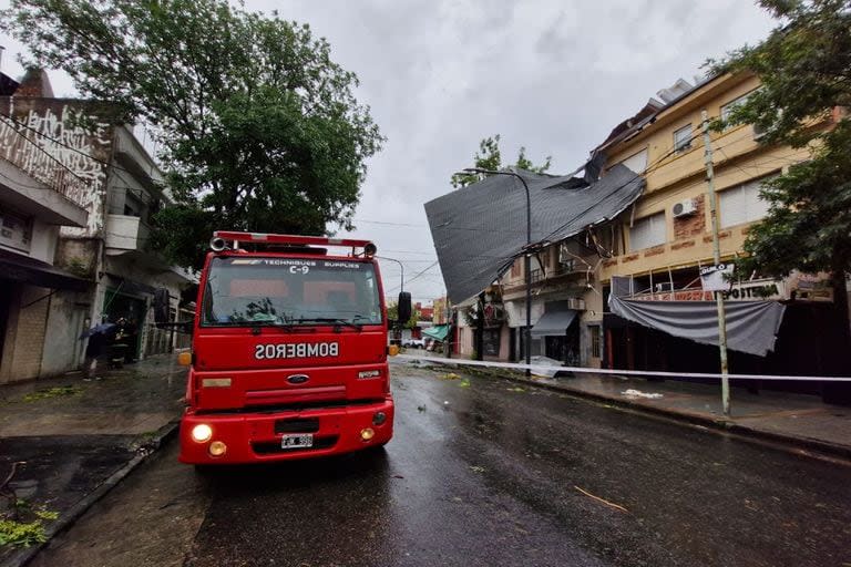 Voladura de un techo por el temporal, en Avenida Segurola al 1300 de Capital Federal