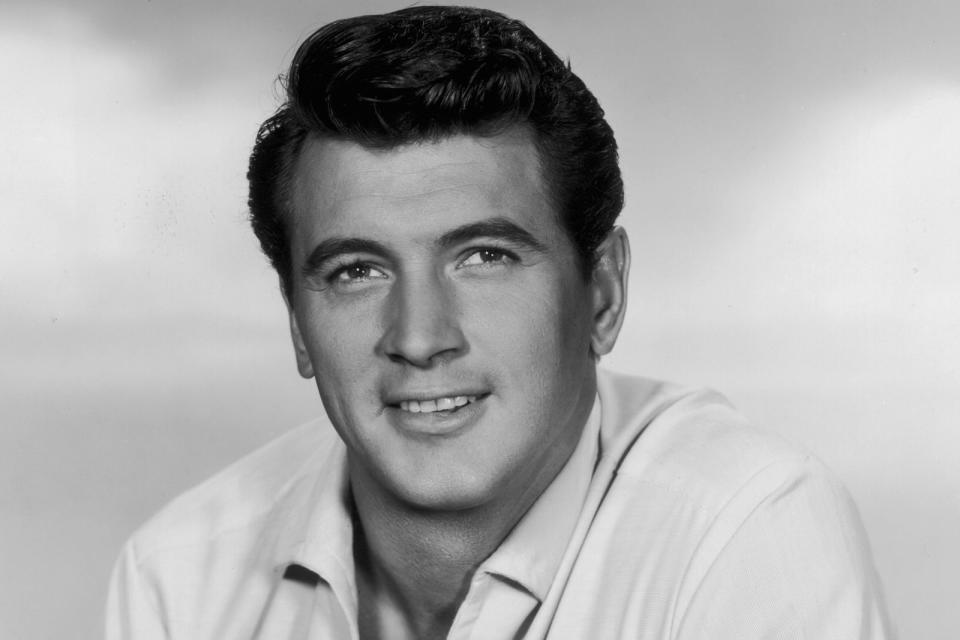 Rock Hudson war der unbestrittene Frauenschwarm 50er- und 60er-Jahre. Damals wusste die Öffentlichkeit nicht, dass der Schauspieler homosexuell war. Im Sommer 1985 brach er in Paris zusammen und es wurde bekannt, dass er an AIDS litt. Hudson selbst wusste das bereits. Am 2. Oktober 1985 verstarb er. (Bild: Hulton Archive/Getty Images)