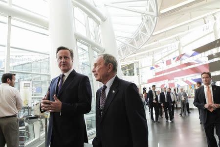 British Prime Minister David Cameron (L) speaks with former New York Mayor Michael Bloomberg, founder of Bloomberg LP, at the company's headquarters in New York, September 23, 2014. REUTERS/Christopher Goodney/Pool