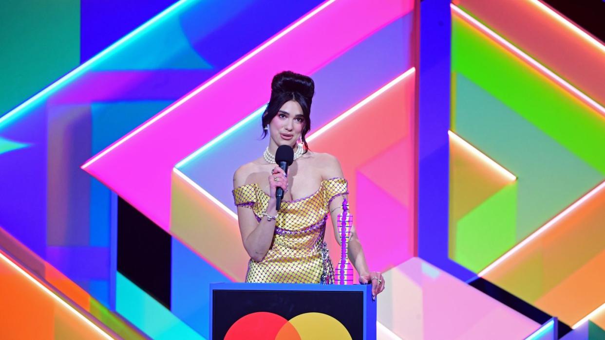 Die Sängerin Dua Lipa nimmt den Preis für die beste Solokünstlerin während der Brit Awards 2021 entgegen.