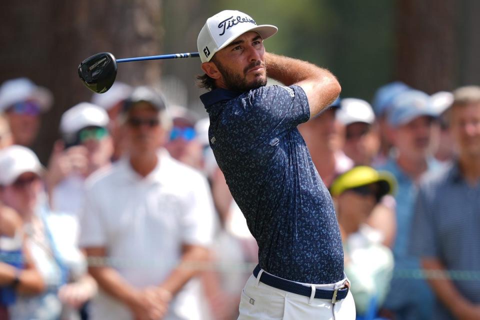 13 de junio de 2024; Pinehurst, Carolina del Norte, EE. UU.; Max Homa realiza su tiro desde el tee de salida del hoyo dieciséis durante la primera ronda del torneo de golf US Open. Crédito obligatorio: Jim Dedmon-USA TODAY Sports