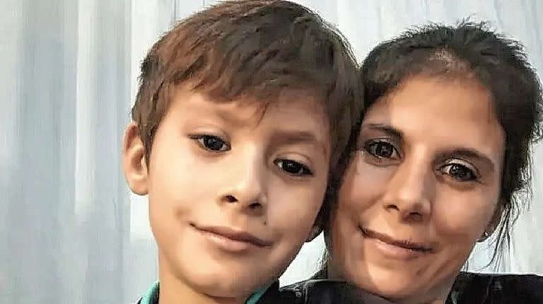 Pablo Álvarez junto a su madre Vanesa. El chico de 8 años había sido internado en un sanatorio de Rosario tras ser diagnosticado con hepatitis aguda