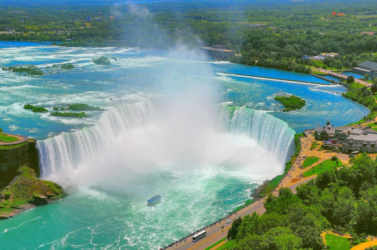 Beautiful Niagara falls with the cloud of mist above it.