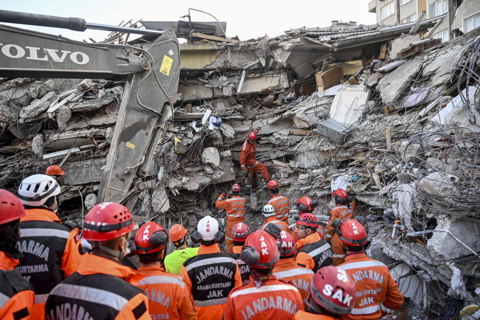 Hatay, Turquía, siguen los esfuerzos para buscar sobrevivientes de los sismos con magnitud de 7.7 y 7.6. (Photo by Ercin Erturk/Anadolu Agency via Getty Images).