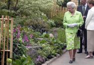 <p>The Queen looks at gardens being exhibited along Main Avenue at RHS Chelsea in 2004.</p>