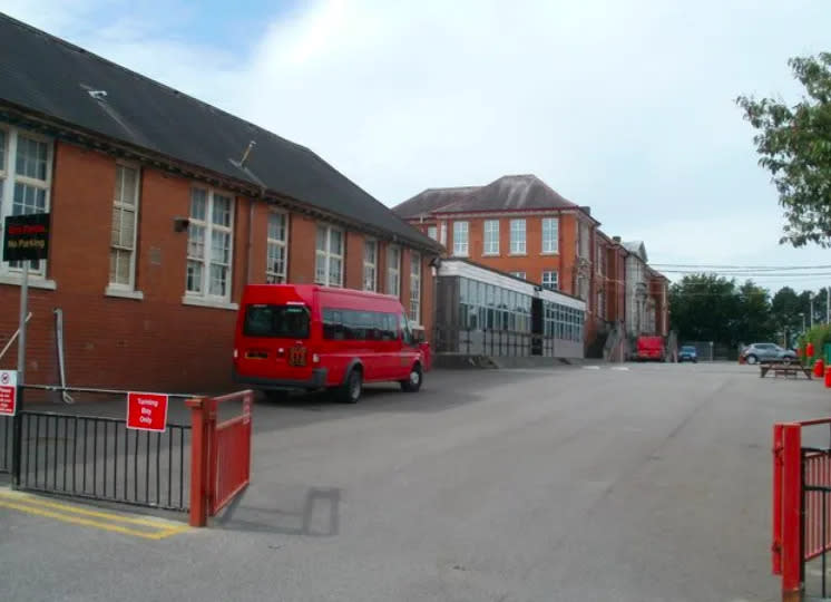 An der St. Martin’s School in Caerphilly dürfen Schülerinnen ab dem nächsten Schuljahr keine Röcke mehr als Teil ihrer Schuluniformen tragen. (Geograph)